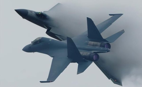 恒瑞行配资 解放军这一招，够“硬”！歼16贴脸开大，超近距离完成锁定